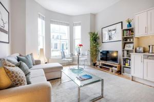 伦敦Contemporary Clapham Living的客厅配有沙发和桌子