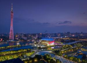 广州广州富力丽思卡尔顿酒店的享有艾菲尔铁塔的夜间景色