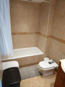 代尔特布雷Mi Apartamento en el Delta del Ebro+的带浴缸、卫生间和盥洗盆的浴室