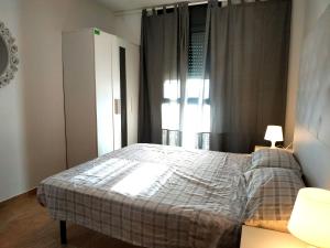 代尔特布雷Mi Apartamento en el Delta del Ebro+的一间卧室设有一张床和一个窗口