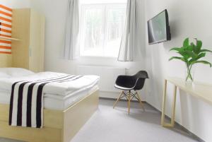 斯塔雷梅斯托Penzion Kraličák的一间卧室配有一张床、一张桌子和一把椅子