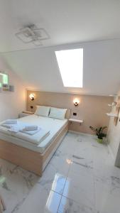 尼什Pansion Eden的一间卧室设有一张大床和天窗