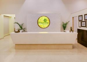 古尔冈古尔冈柠檬树高级酒店的一间博物馆,里面设有大浴缸