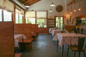 潘蒂科萨Panticosa Lodge的用餐室设有桌椅和窗户。