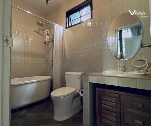 Ban TaiVANA Homestay的浴室配有卫生间、浴缸和水槽。