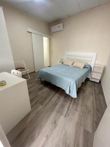 厄尔·波普瑙·德尔·戴尔Cal Music的一间卧室配有一张床,铺有木地板