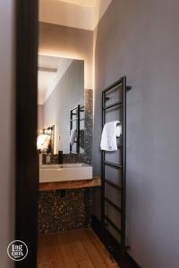 巴利卡斯尔StayLagom的一间带水槽和镜子的浴室