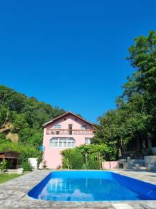 奥尔绍瓦CasaMarinela的房屋前的游泳池