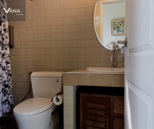 Ban TaiVANA Homestay的一间带卫生间、水槽和镜子的浴室