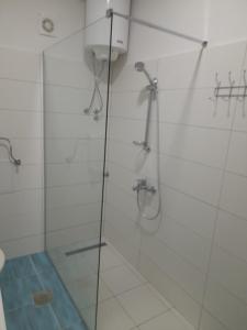 赫尔采格诺维Guest House Bajceta的带淋浴的浴室和玻璃门