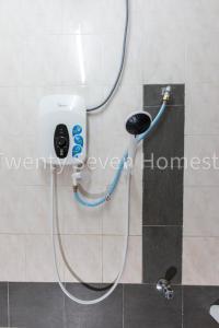 蕉赖Twenty Seven HomeStay的浴室设有淋浴和连接水管