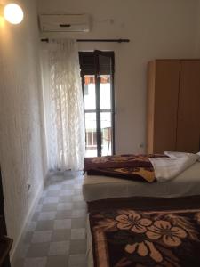 赫尔采格诺维Guest House Bajceta的一间卧室设有两张床,窗户配有窗帘