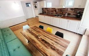 CricăuCasa Noastră的厨房享有高空的景致,配有木桌和椅子
