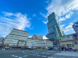 大阪大阪天王寺巴厘塔酒店的一条拥有高楼和蓝天的城市街道