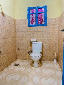 ‘Izbat an Nāmūsخزفستا Khazfista的一间带卫生间和窗户的浴室