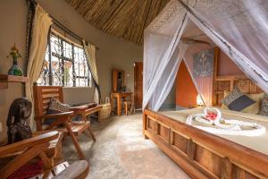 阿鲁沙Africa Safari Arusha的一间卧室配有一张带蚊帐的床