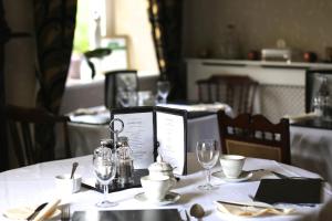 多尔盖罗赖厄德河乡间别墅酒店的一张桌子,上面有白色的桌布和酒杯