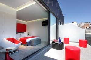 马德里优斯达赛特酒店的酒店客房设有一张床和一个阳台。