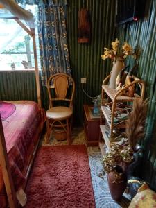 BungomaSasana Motel and Guest House的一间卧室配有一张床、一把椅子和一张桌子