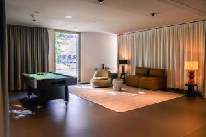 巴塞尔Ariv Apartments & Spaces - self check-in的客厅配有台球桌和沙发