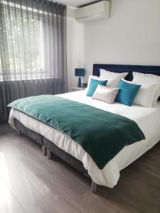 奥斯特瓦尔德Aux Couleurs d'Alsace的一间卧室配有一张带蓝白色枕头的大床