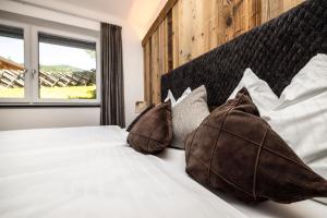 瓦格赖恩Landhaus Rustika的卧室配有带枕头的白色床和窗户。
