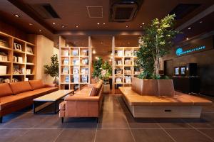 厚木Rembrandt Style Honatsugi的一间配有沙发和植物的商店