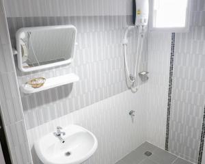 清迈Airport A1 Hotel的一间带水槽和淋浴的小浴室