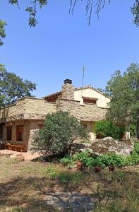 贝哈尔Casa Rural Viñas Perdidas的一座石头大房子