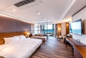 济州市达因海洋酒店的酒店客房设有一张大床和一台电视。