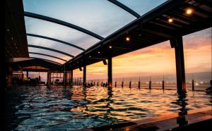 济州市达因海洋酒店的一座享有日落美景的游泳池