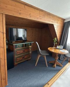 贝希特斯加登贝洛别墅酒店的客房设有书桌、桌子和椅子。