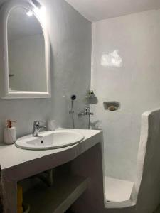 MandrákionVolcano View Nisyros的白色的浴室设有水槽和淋浴。