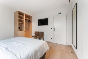 迪克斯梅德Hof Ter Molen - Luxe kamer met privé badkamer的一间白色卧室,配有床和电视