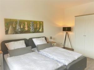 比勒费尔德Art-Appartement的一间卧室配有一张床和一张沙发