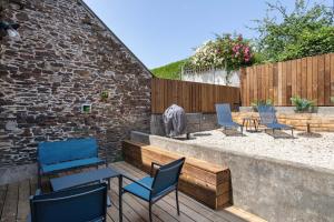 康卡勒La Maison de Louise - Superbe maison avec patio的一个带桌椅的庭院和围栏