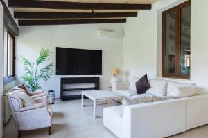 马略卡岛帕尔马Villa Molinar的客厅配有白色沙发和电视