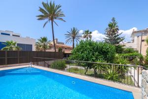 马略卡岛帕尔马Villa Molinar的一个带围栏和棕榈树的游泳池