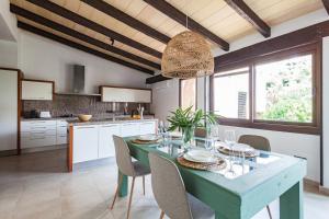 马略卡岛帕尔马Villa Molinar的厨房配有蓝色的桌子和椅子