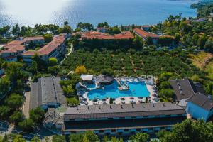 埃利亚Acrotel Athena Residence的享有带游泳池的度假村的空中景致