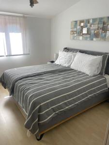 普拉Modern Croatian House的一间白色客房内配有一张大床的卧室