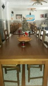 艾西拉ESCAPADE Assilah的木桌,上面有碗