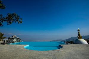 图利凯尔杜利克尔度假酒店的海景游泳池