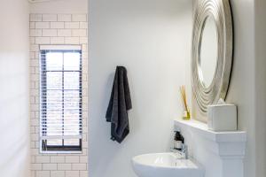 SimondiumPlaisir Estate Accommodation的一间带水槽和镜子的浴室