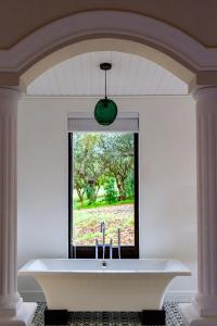 SimondiumPlaisir Estate Accommodation的窗户客房内的浴缸