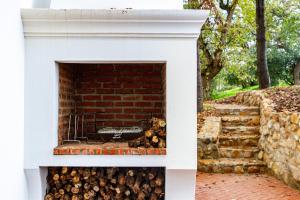 SimondiumPlaisir Estate Accommodation的白色壁炉,堆积着木柴