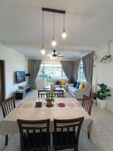 金马仑高原Dream 1的用餐室以及带桌椅的起居室。