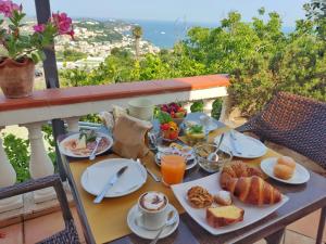 伊斯基亚艾波蕾佳娜酒店的阳台上的早餐桌