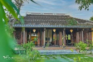 会安Pao Homes - An Hai Villa, Family-Friendly Villa with Pool的木屋顶和花园之家