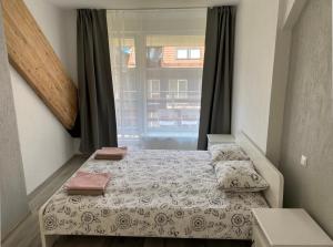 耶德库安特Namai Juodkrantėje的卧室在窗户前配有两张床